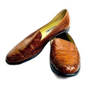 Trotters Leather Loafers Womens 8 Brown Embossed Comfort Slip On Work Shoes